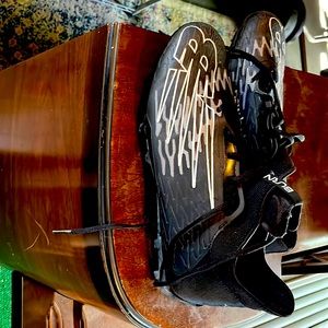 Men lacrosse shoes worn twice . Great condition